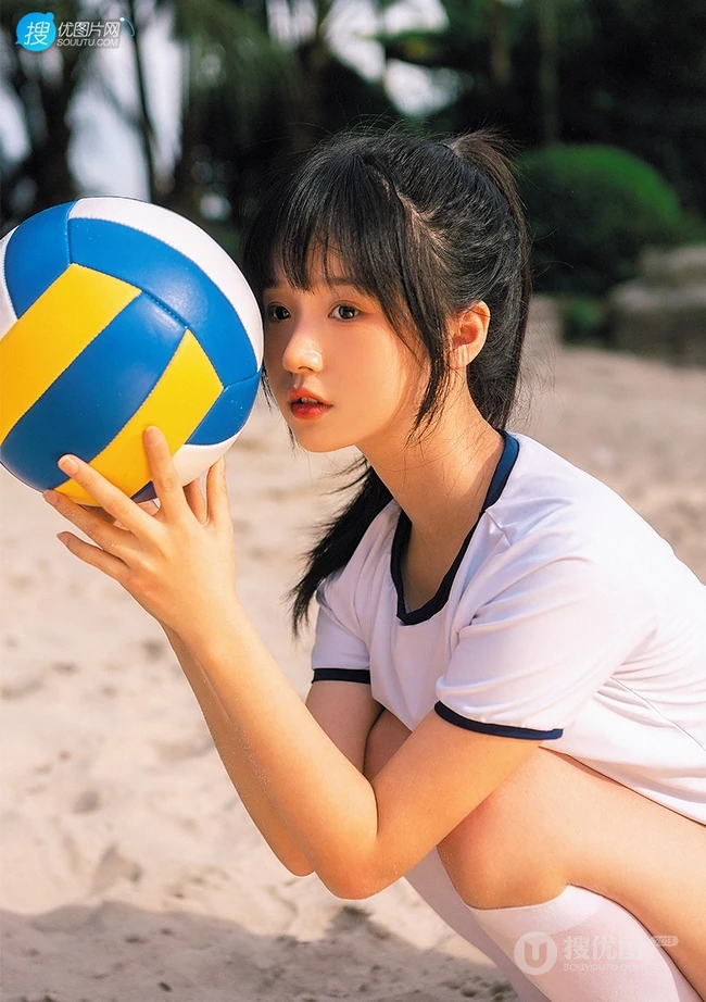 浅粉脸蛋的甜美可爱17岁马尾辫少女紧身运动T恤短裤沙滩玩排球写真套图