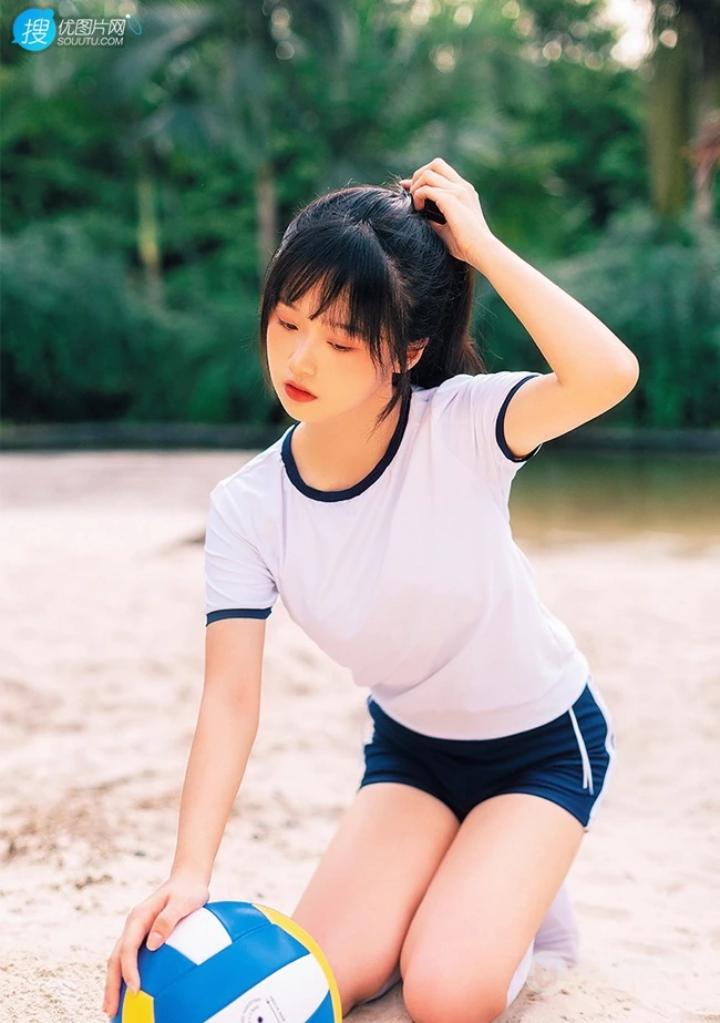 浅粉脸蛋的甜美可爱17岁马尾辫少女紧身运动T恤短裤沙滩玩排球写真套图