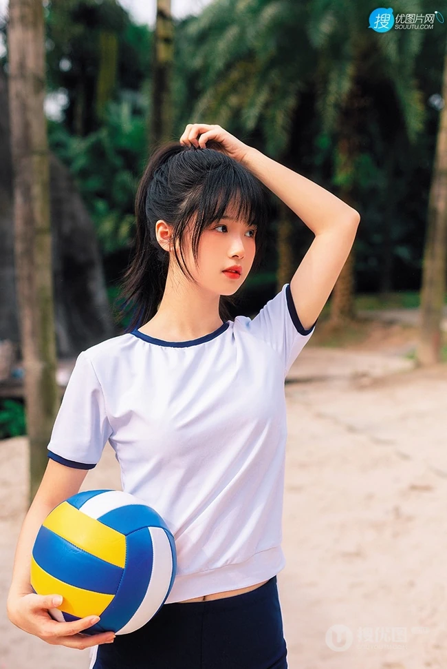浅粉脸蛋的甜美可爱17岁马尾辫少女紧身运动T恤短裤沙滩玩排球写真套图
