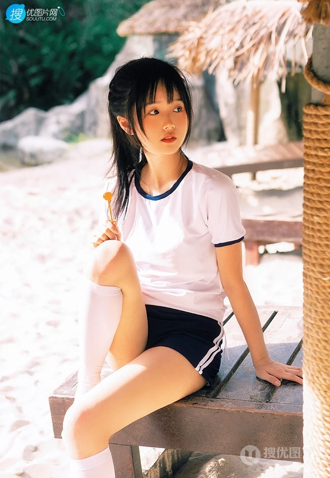 浅粉脸蛋的甜美可爱17岁马尾辫少女紧身运动T恤短裤沙滩玩排球写真套图