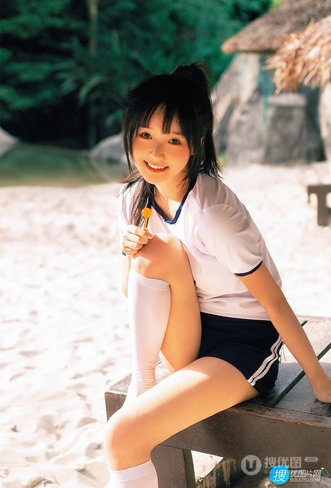 浅粉脸蛋的甜美可爱17岁马尾辫少女紧身运动T恤短裤沙滩玩排球写真套图