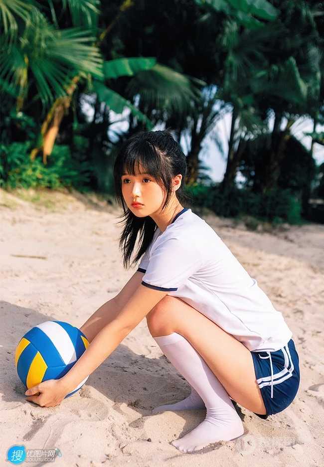 浅粉脸蛋的甜美可爱17岁马尾辫少女紧身运动T恤短裤沙滩玩排球写真套图