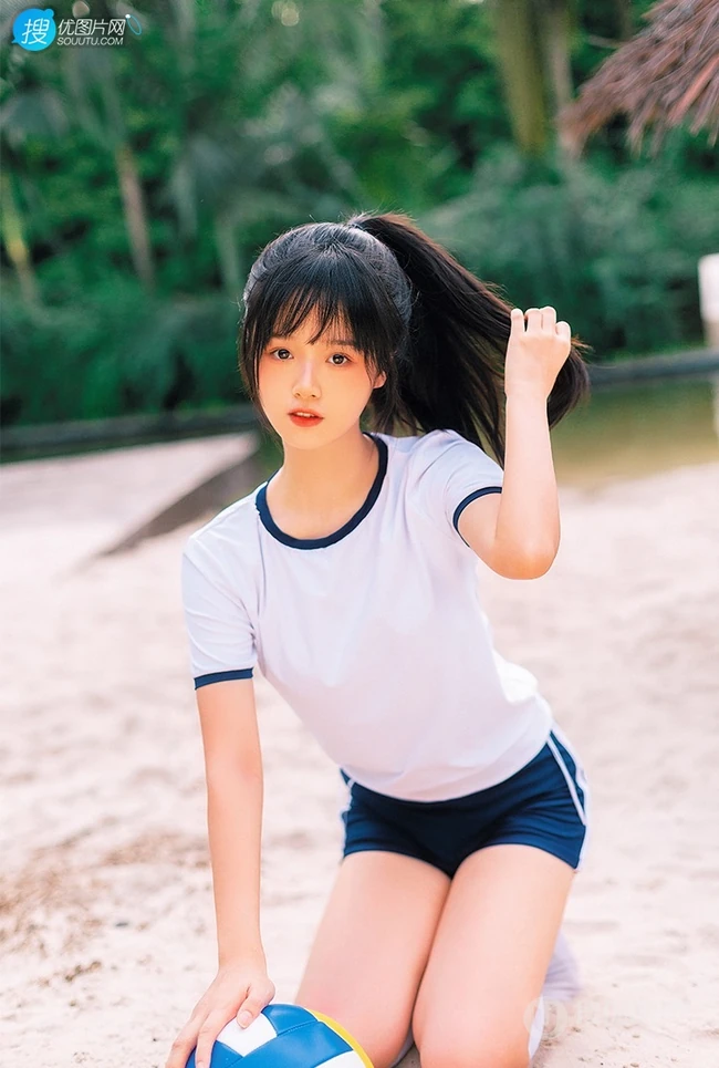 浅粉脸蛋的甜美可爱17岁马尾辫少女紧身运动T恤短裤沙滩玩排球写真套图