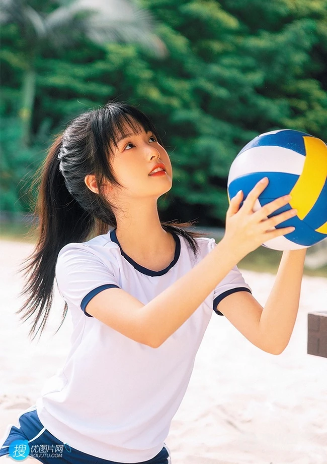 浅粉脸蛋的甜美可爱17岁马尾辫少女紧身运动T恤短裤沙滩玩排球写真套图