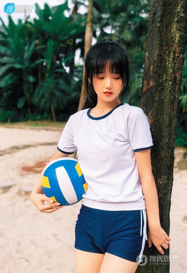 浅粉脸蛋的甜美可爱17岁马尾辫少女紧身运动T恤短裤沙滩玩排球写真套图