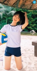 浅粉脸蛋的甜美可爱17岁马尾辫少女紧身运动T恤短裤沙滩玩排球写真套图