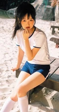浅粉脸蛋的甜美可爱17岁马尾辫少女紧身运动T恤短裤沙滩玩排球写真套图