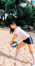 浅粉脸蛋的甜美可爱17岁马尾辫少女紧身运动T恤短裤沙滩玩排球写真套图