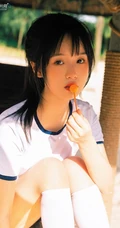 浅粉脸蛋的甜美可爱17岁马尾辫少女紧身运动T恤短裤沙滩玩排球写真套图