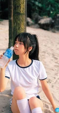 浅粉脸蛋的甜美可爱17岁马尾辫少女紧身运动T恤短裤沙滩玩排球写真套图