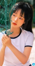 浅粉脸蛋的甜美可爱17岁马尾辫少女紧身运动T恤短裤沙滩玩排球写真套图