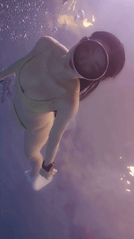 在水中潜泳的泳装女生姿态实在是太优美了吧！