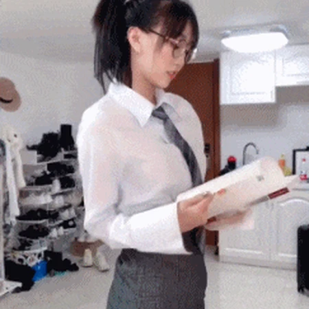 职业制服装眼镜女生扭屁股跳舞GIF动态图片