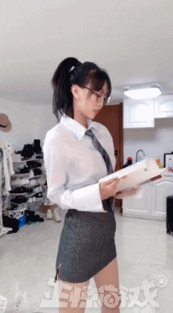 职业制服装眼镜女生扭屁股跳舞GIF动态图片