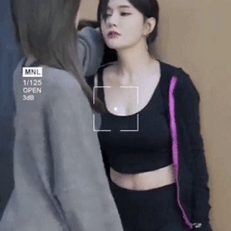 两个气质女生壁咚胸咚就差床咚强吻gif视频动态图片