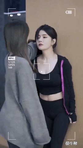 两个气质女生壁咚胸咚就差床咚强吻gif视频动态图片