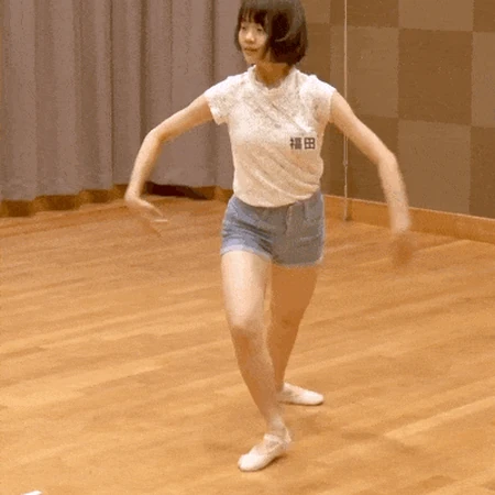 练劈叉的超可爱甜美未成年短裤少女短发少女gif动态图片