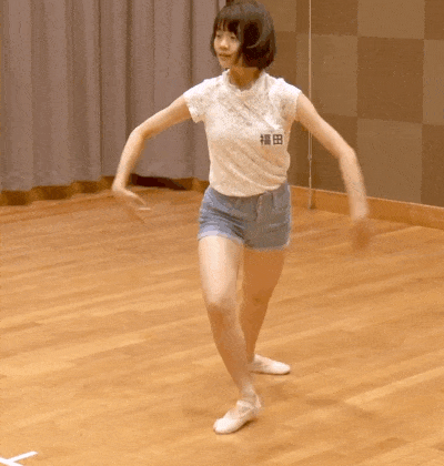 练劈叉的超可爱甜美未成年短裤少女短发少女gif动态图片