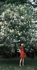 陈都灵气质花边红色连衣裙装扮，园中漫步，悠然赏花户外写真美照