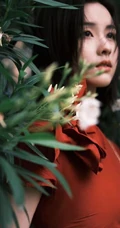 陈都灵气质花边红色连衣裙装扮，园中漫步，悠然赏花户外写真美照