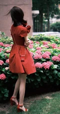 陈都灵气质花边红色连衣裙装扮，园中漫步，悠然赏花户外写真美照