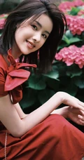 陈都灵气质花边红色连衣裙装扮，园中漫步，悠然赏花户外写真美照