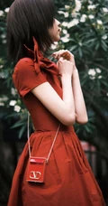 陈都灵气质花边红色连衣裙装扮，园中漫步，悠然赏花户外写真美照