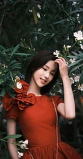 陈都灵气质花边红色连衣裙装扮，园中漫步，悠然赏花户外写真美照