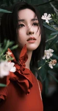 陈都灵气质花边红色连衣裙装扮，园中漫步，悠然赏花户外写真美照