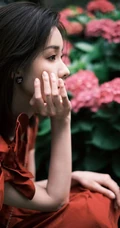 陈都灵气质花边红色连衣裙装扮，园中漫步，悠然赏花户外写真美照