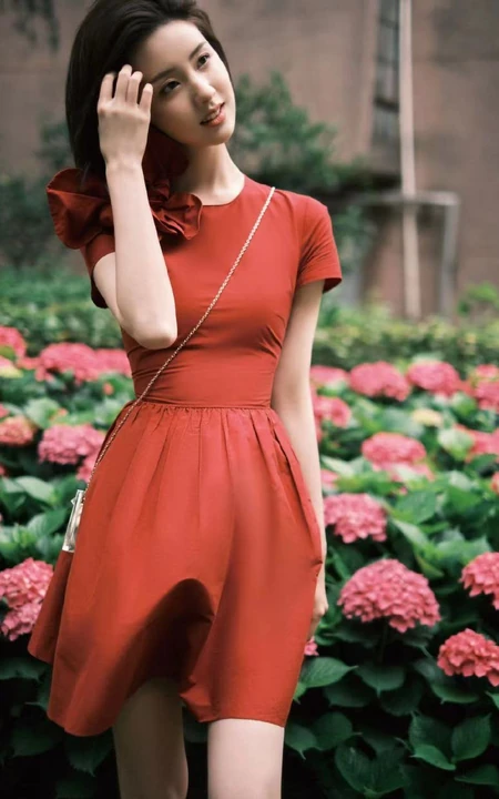 陈都灵气质花边红色连衣裙装扮，园中漫步，悠然赏花户外写真美照