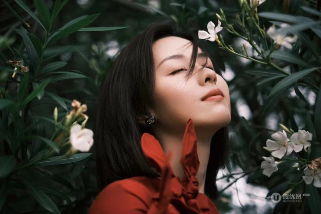陈都灵气质花边红色连衣裙装扮，园中漫步，悠然赏花户外写真美照