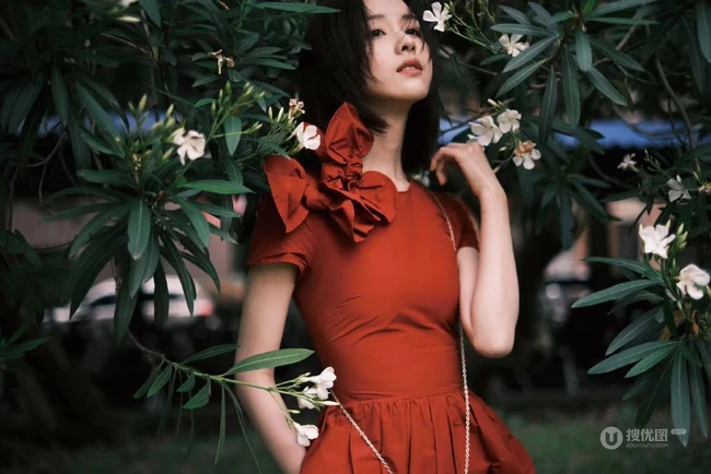 陈都灵气质花边红色连衣裙装扮，园中漫步，悠然赏花户外写真美照