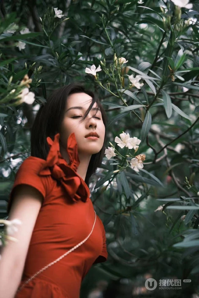 陈都灵气质花边红色连衣裙装扮，园中漫步，悠然赏花户外写真美照