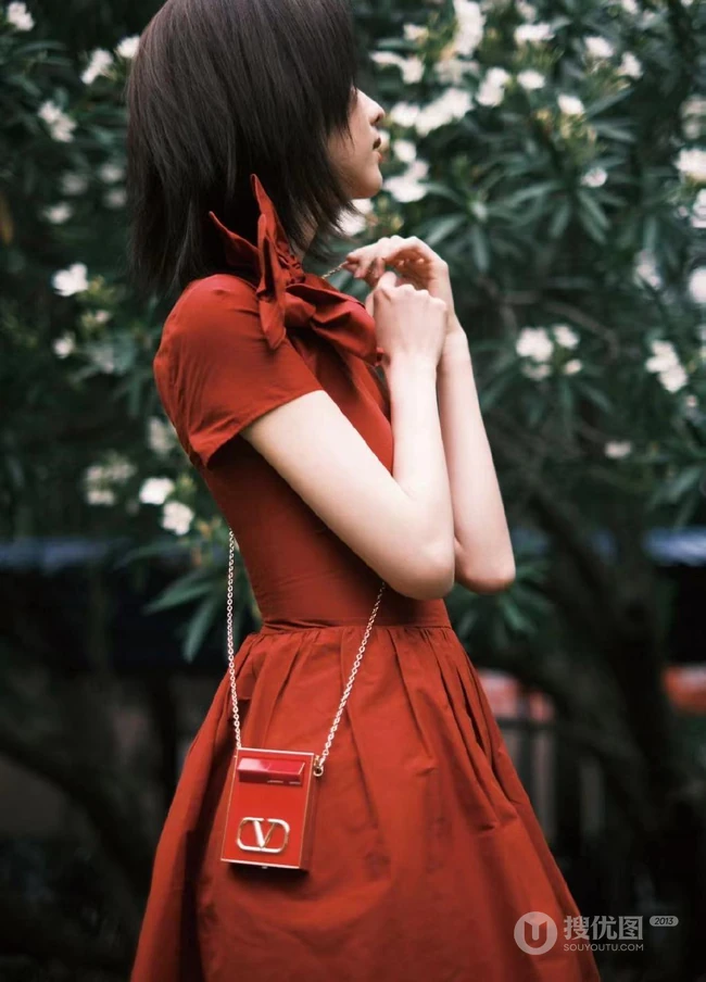 陈都灵气质花边红色连衣裙装扮，园中漫步，悠然赏花户外写真美照