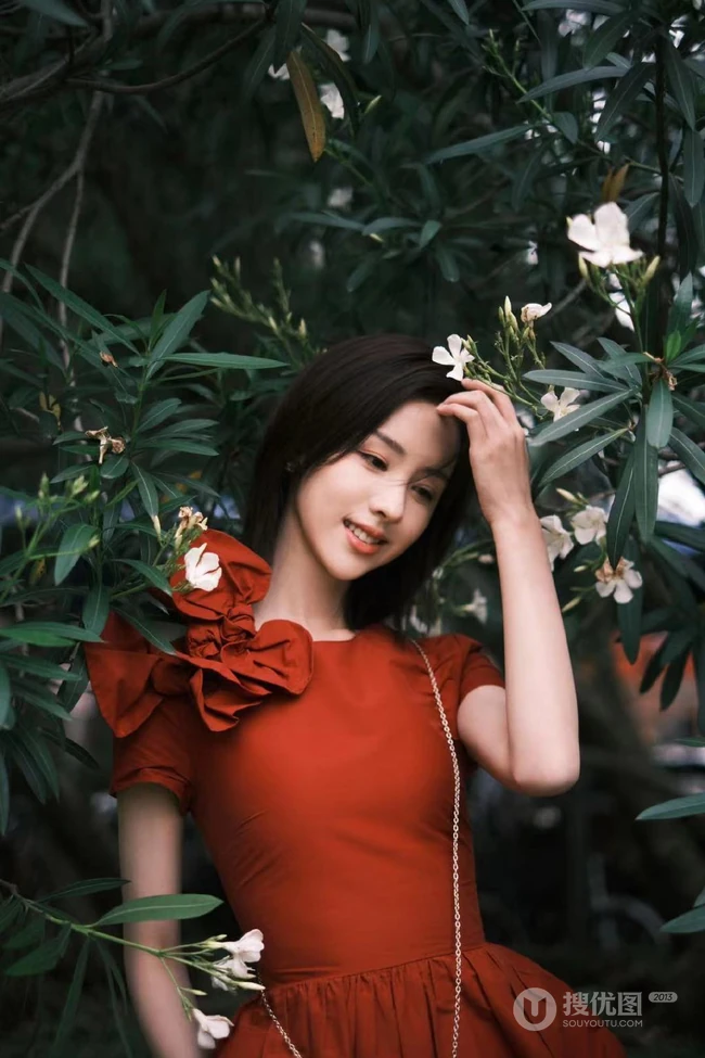 陈都灵气质花边红色连衣裙装扮，园中漫步，悠然赏花户外写真美照