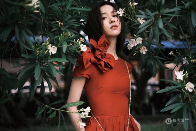 陈都灵气质花边红色连衣裙装扮，园中漫步，悠然赏花户外写真美照