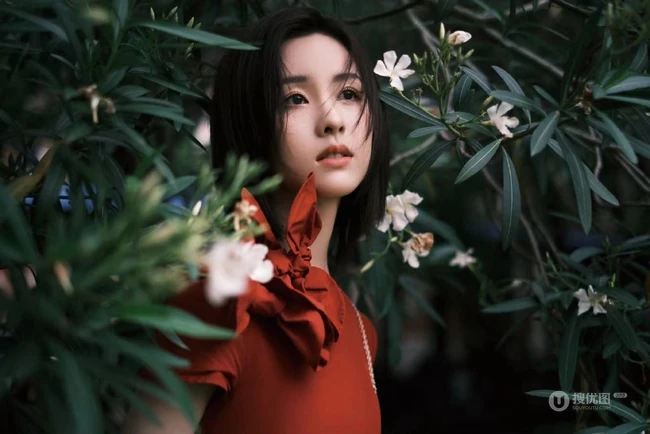 陈都灵气质花边红色连衣裙装扮，园中漫步，悠然赏花户外写真美照