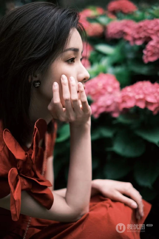 陈都灵气质花边红色连衣裙装扮，园中漫步，悠然赏花户外写真美照