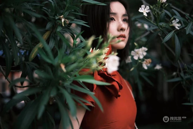 陈都灵气质花边红色连衣裙装扮，园中漫步，悠然赏花户外写真美照