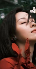 陈都灵气质花边红色连衣裙装扮，园中漫步，悠然赏花户外写真美照