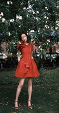陈都灵气质花边红色连衣裙装扮，园中漫步，悠然赏花户外写真美照