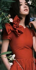 陈都灵气质花边红色连衣裙装扮，园中漫步，悠然赏花户外写真美照