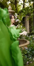 陈都灵绿意盎然露肩长裙着身在如秘境般的花园浪漫写真图片