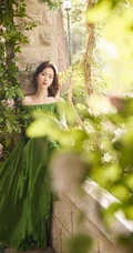 陈都灵绿意盎然露肩长裙着身在如秘境般的花园浪漫写真图片