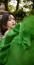 陈都灵绿意盎然露肩长裙着身在如秘境般的花园浪漫写真图片