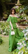 陈都灵绿意盎然露肩长裙着身在如秘境般的花园浪漫写真图片