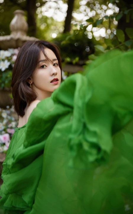陈都灵绿意盎然露肩长裙着身在如秘境般的花园浪漫写真图片