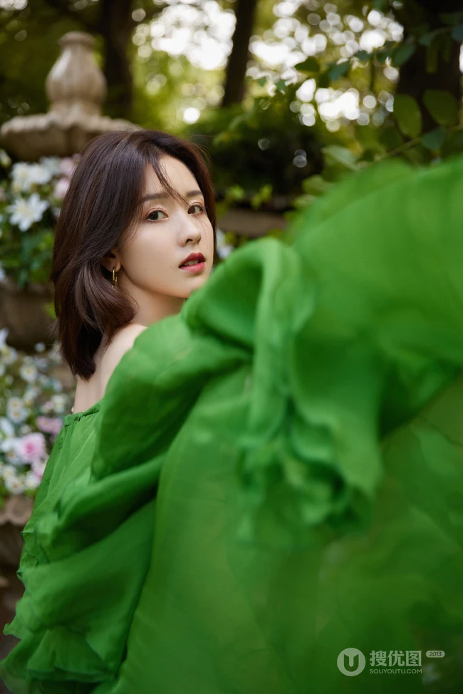 陈都灵绿意盎然露肩长裙着身在如秘境般的花园浪漫写真图片