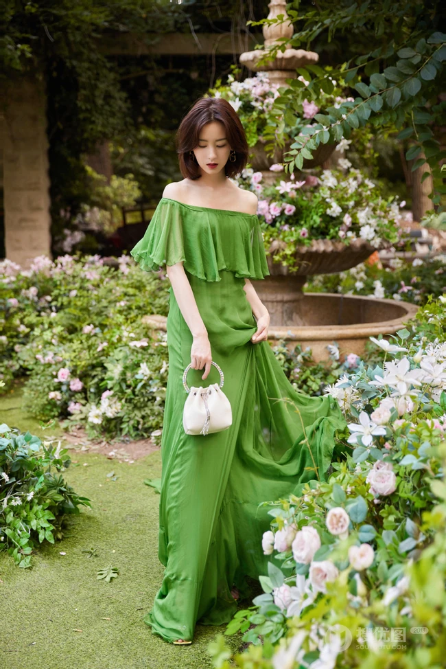陈都灵绿意盎然露肩长裙着身在如秘境般的花园浪漫写真图片